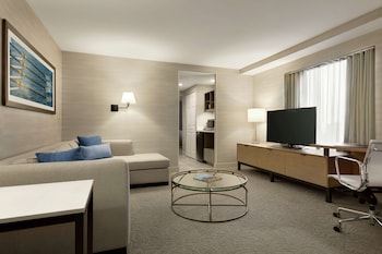 Suite, 1 King Bed, Corner (Expanded)