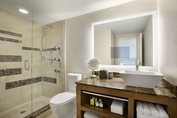 Suite, 1 King Bed, Accessible (3x3 Shower)