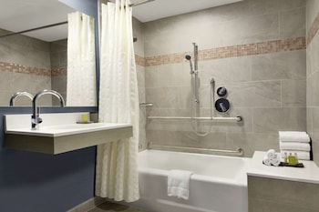 Suite, 1 King Bed, Accessible, Bathtub (City Skyline)