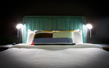 Suite, 1 King Bed (Walk-In Shower)