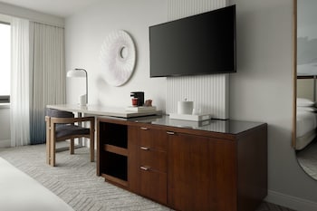 Club Room, 1 King Bed, Harbor View
