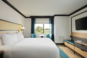 Club Room, 1 King Bed (Mobility Accessible, Tub)