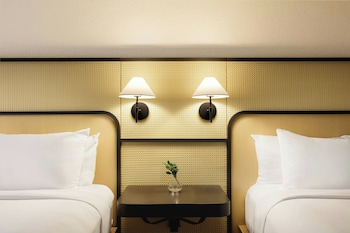 Basic Room, 2 Queen Beds (Mobility/Hearing Accessible, Tub)