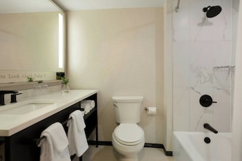 Basic Room, 2 Queen Beds (Mobility/Hearing Accessible, Tub)