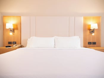 Standard Room, 1 King Bed (Low Floor)