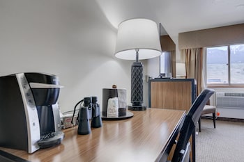 Standard Room, 2 Queen Beds, Non Smoking, Mountain View