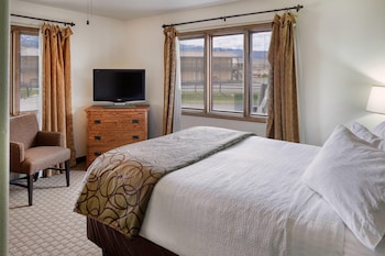Standard Room, 2 Queen Beds, Non Smoking, Mountain View