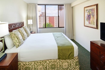 Suite, 1 King Bed, Garden View (1 Bedroom)