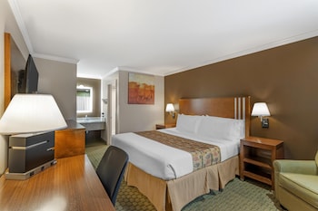 Standard Room, 1 Queen Bed, Non Smoking, Refrigerator & Microwave