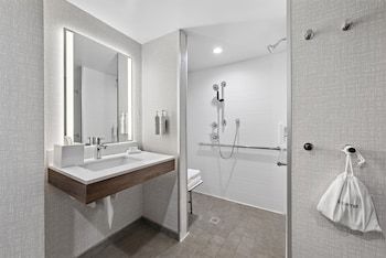 Room, 1 King Bed, Hearing Accessible, Microwave (Hearing)