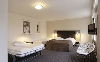 Family Room, Annex Building (5 persons)