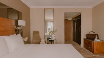 Classic Room, 1 King Bed, Club Lounge Access (High Floor)