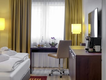 Privilege, Room, 1 Queen Bed