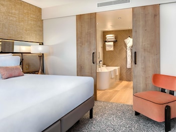 Deluxe Suite, 1 King Bed with Sofa bed