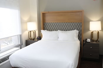 Standard Room, 1 Queen Bed, Accessible (Mobility)