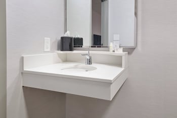 Room, 2 Queen Beds, Roll-in Shower