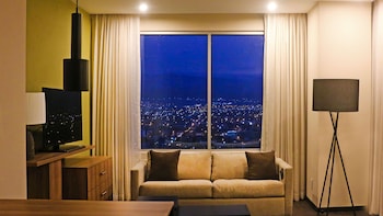 Suite, 1 King Bed (Courtyard Access)