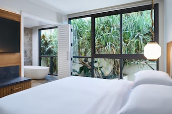 4 Bedroom Villa, Oceanfront (3 King and 1 Queen Bed)