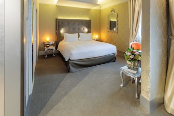 Deluxe Triple Room, 1 King Bed with Sofa bed, Balcony (Canal View)