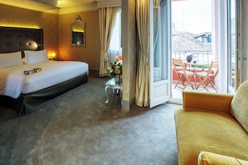 Deluxe Triple Room, 1 King Bed with Sofa bed, Balcony (Canal View)