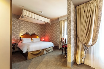 Deluxe Triple Room, 1 King Bed with Sofa bed, Balcony (Canal View)