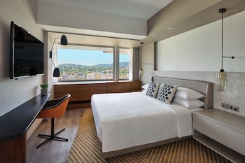 Executive Suite, 1 King Bed, River View