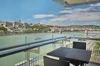 Executive Suite, 1 King Bed, River View