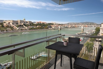 Executive Suite, 1 King Bed, River View