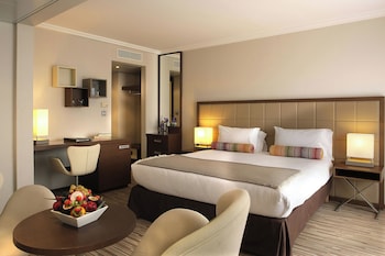 Suite, 1 Queen Bed with Sofa bed, Balcony, Partial Sea View (Balcony)