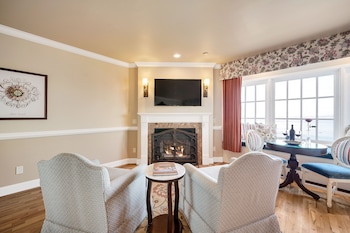 Room, 2 Queen Beds, Fireplace, Ocean View