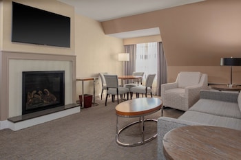 Room, 1 King Bed, Accessible (Mobility & Hearing, Roll-in Shower)