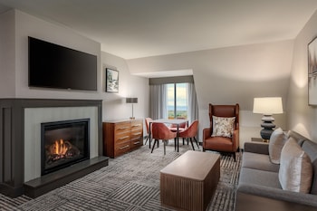 Suite, 1 King Bed with Sofa bed, Mountain View