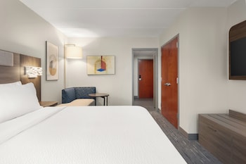 Standard Room, 1 King Bed (Shower)