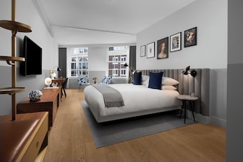 Suite, 1 King Bed, City View