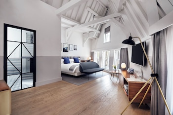 Suite, 1 King Bed (Above Bar)