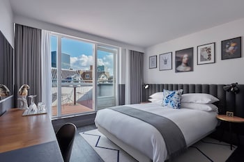 Room, 1 King Bed, Balcony (Essential)