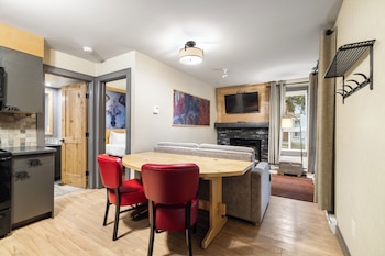 Suite (One Bedroom Wolf)