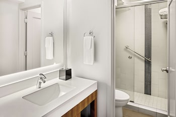 Deluxe Room, 1 King Bed with Sofa bed, City View