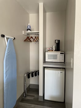 Standard Room, 1 Queen Bed