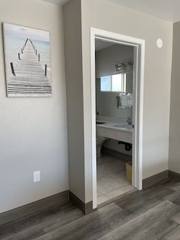 Standard Room, 1 Queen Bed