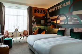 Deluxe Room, 1 King Bed, Canal View