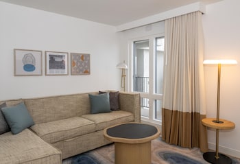 Suite, 1 King Bed with Sofa bed, Mobility Accessible