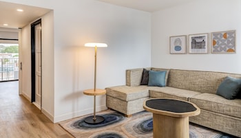 Suite, 1 King Bed with Sofa bed, Mobility Accessible