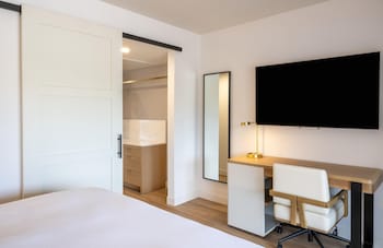 Suite, Multiple Beds, Hearing Accessible (2 Queen, Hearing Accessible)