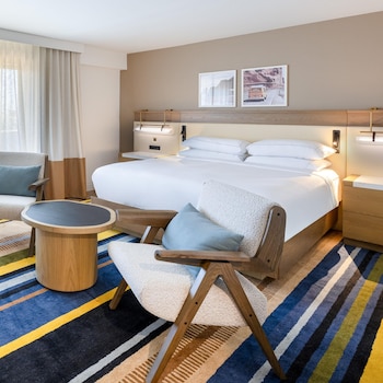 Suite, 1 King Bed with Sofa bed, Mountain View (Ambassador)