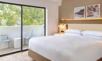 Deluxe Suite, 1 King Bed, Mobility Accessible (Transfer Shower)