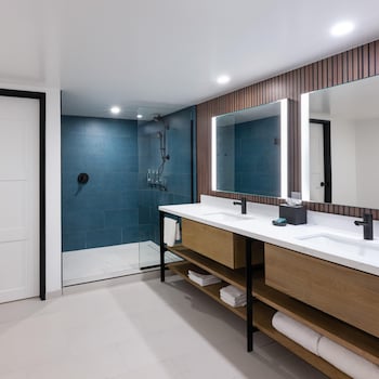 Suite, 1 King Bed with Sofa bed, Mountain View (Ambassador)