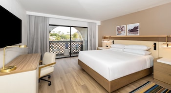 Suite, 1 King Bed with Sofa bed, Mobility Accessible