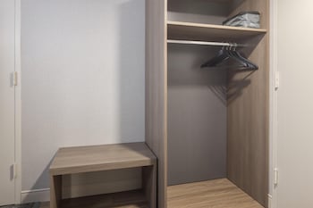 Room (Twin)