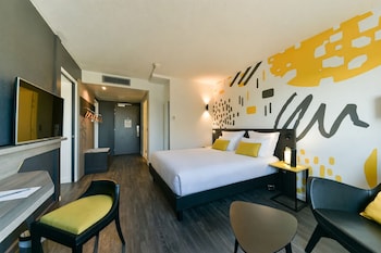 Suite, 1 Queen Bed with Sofa bed